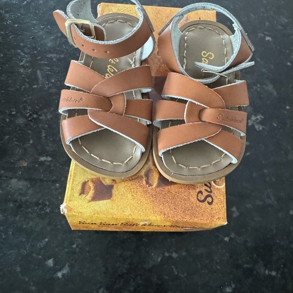 NWT Brown Leather Sandals with Crisscross Design - Picture 1 of 6
